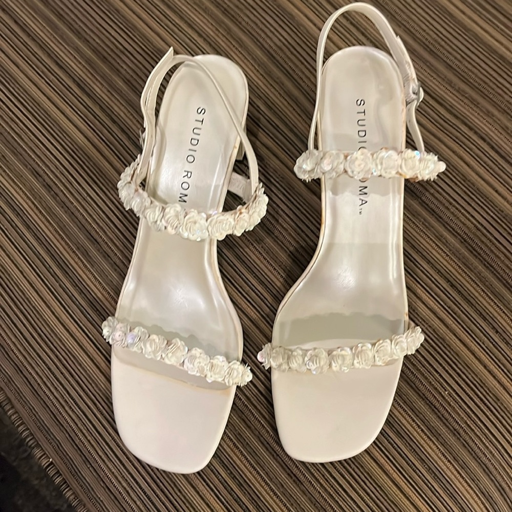 White flower sparkle sandal with comfy heel